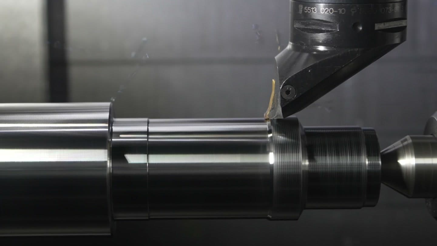 فيديو توضيحي لخراطة عمود معدني على ماكينة CNC